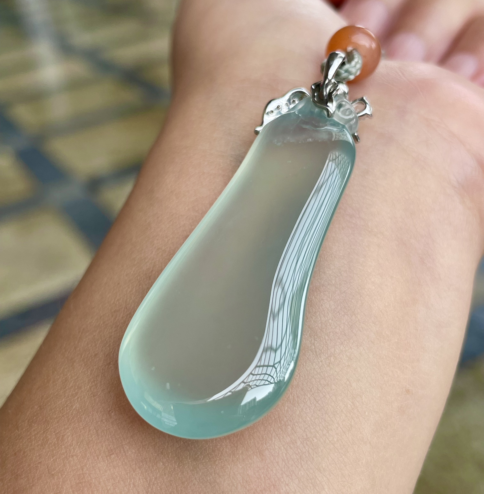 【冰种福瓜吊坠】种水上乘，晶莹剔透，纯净通透，莹光感很强。收藏品质，18k金钻镶嵌，裸石尺寸48.1*20.3*9.3毫米