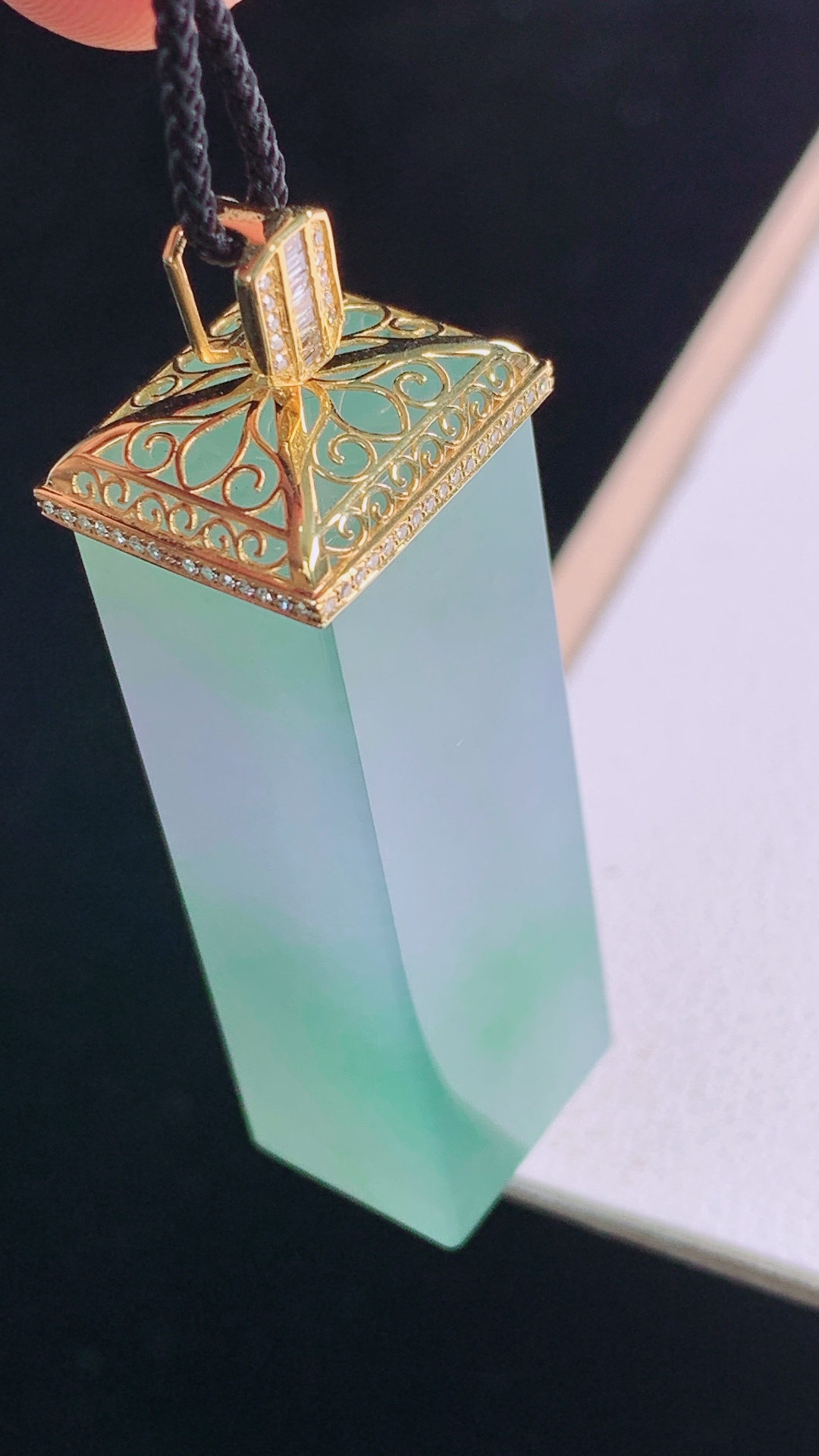 春彩无事牌吊坠，18K真金真钻，色彩丰富，清爽水润，无裂，尺寸:56.1-45.6-15.3-13.4mm 6