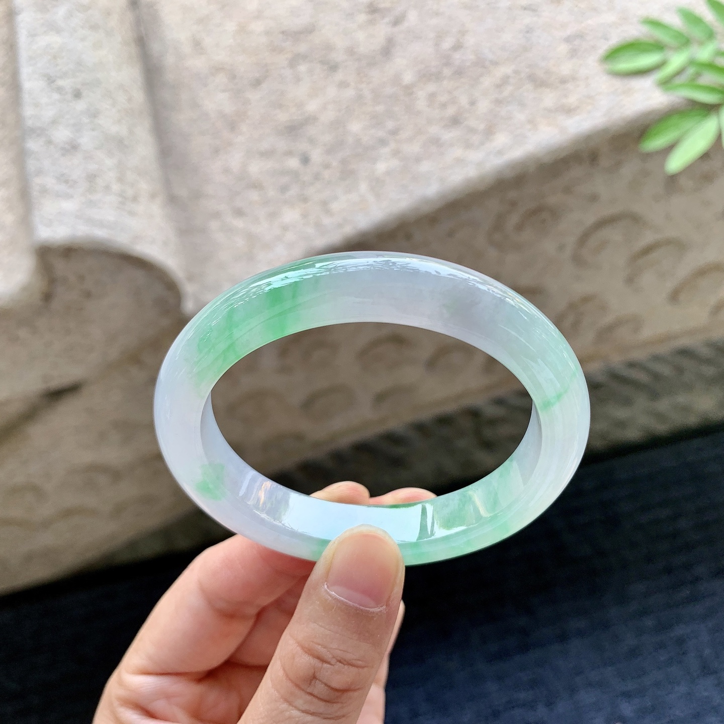 冰糯飘绿，水润，种老，细腻，打灯有纹线