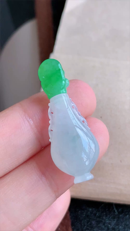 翡翠精品，花瓶，冰种无裂，飘绿尺寸35-13.2-9 aa97