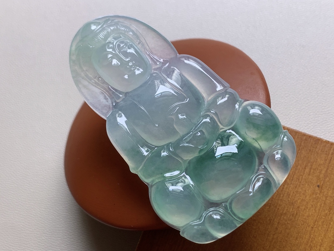 ️ 玻璃种飘彩观音 飘彩十分漂亮，观音妙相慈悲为怀，无裂尺寸56.8*34*5.8