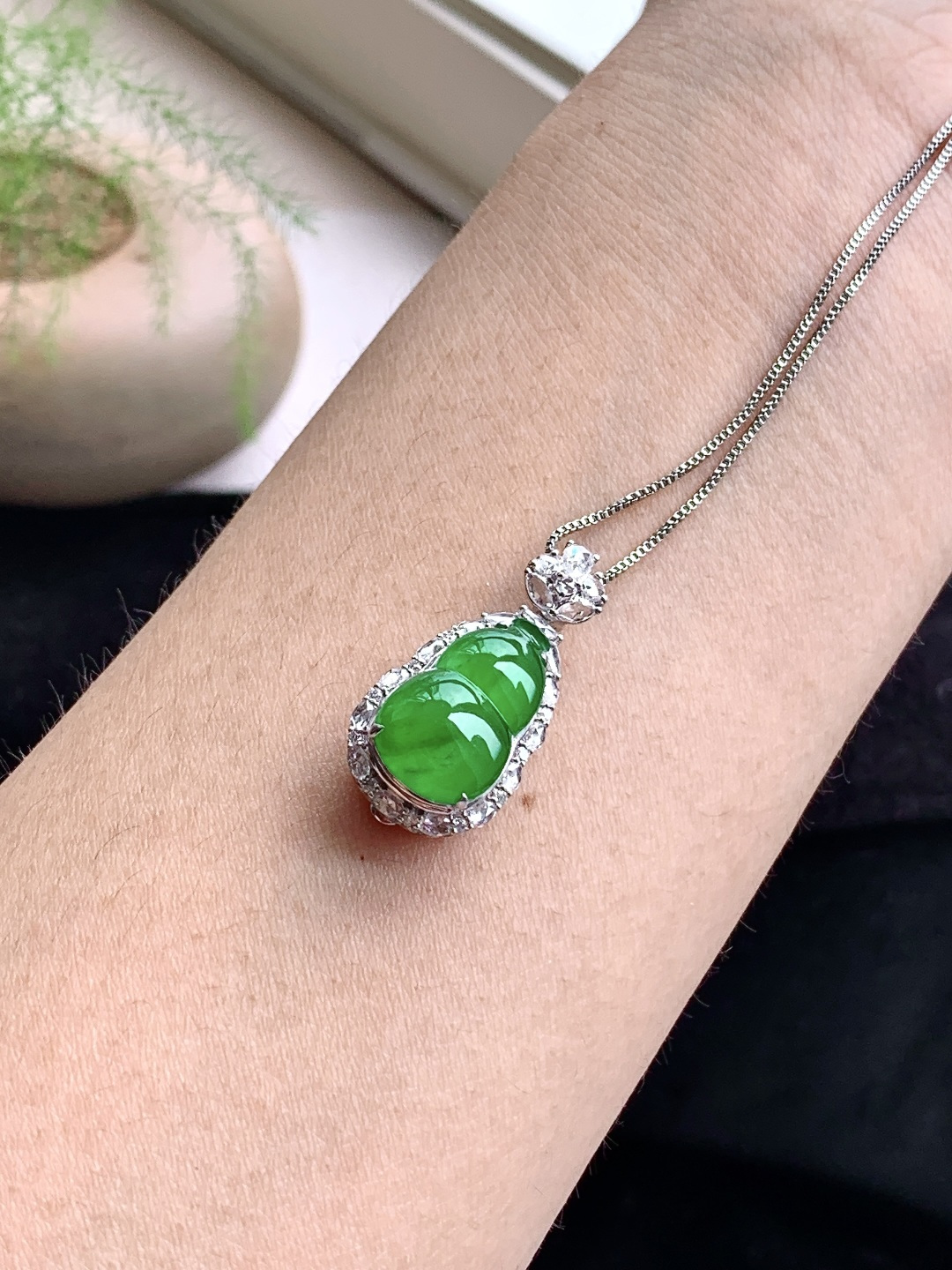 高冰阳绿葫芦满绿葫芦吊坠,缅料 18k金镶嵌 性比高 满色 色彩浓郁,27-13.1-11.3,15.7-10-4.4,4克