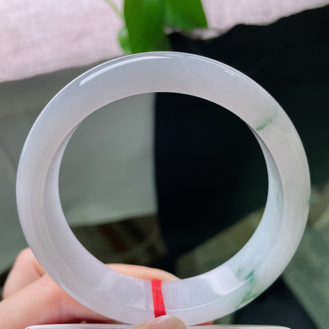 59.3/14.8/8.5，飘花正圈，无裂，冰润莹白的玉底清透干净，似凝住一汪澄澈月华，灵气满满。ss58513a
