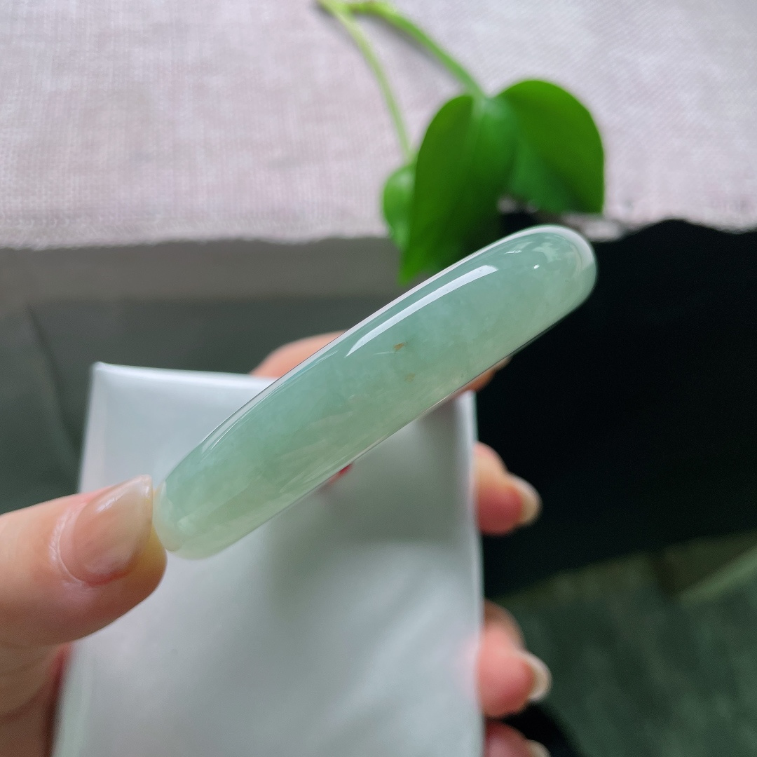 绿底正圈，一点皮纹，没有繁复雕花，素面一镯，全部美感都来源于玉石本身的质地与色泽。ss58520a
