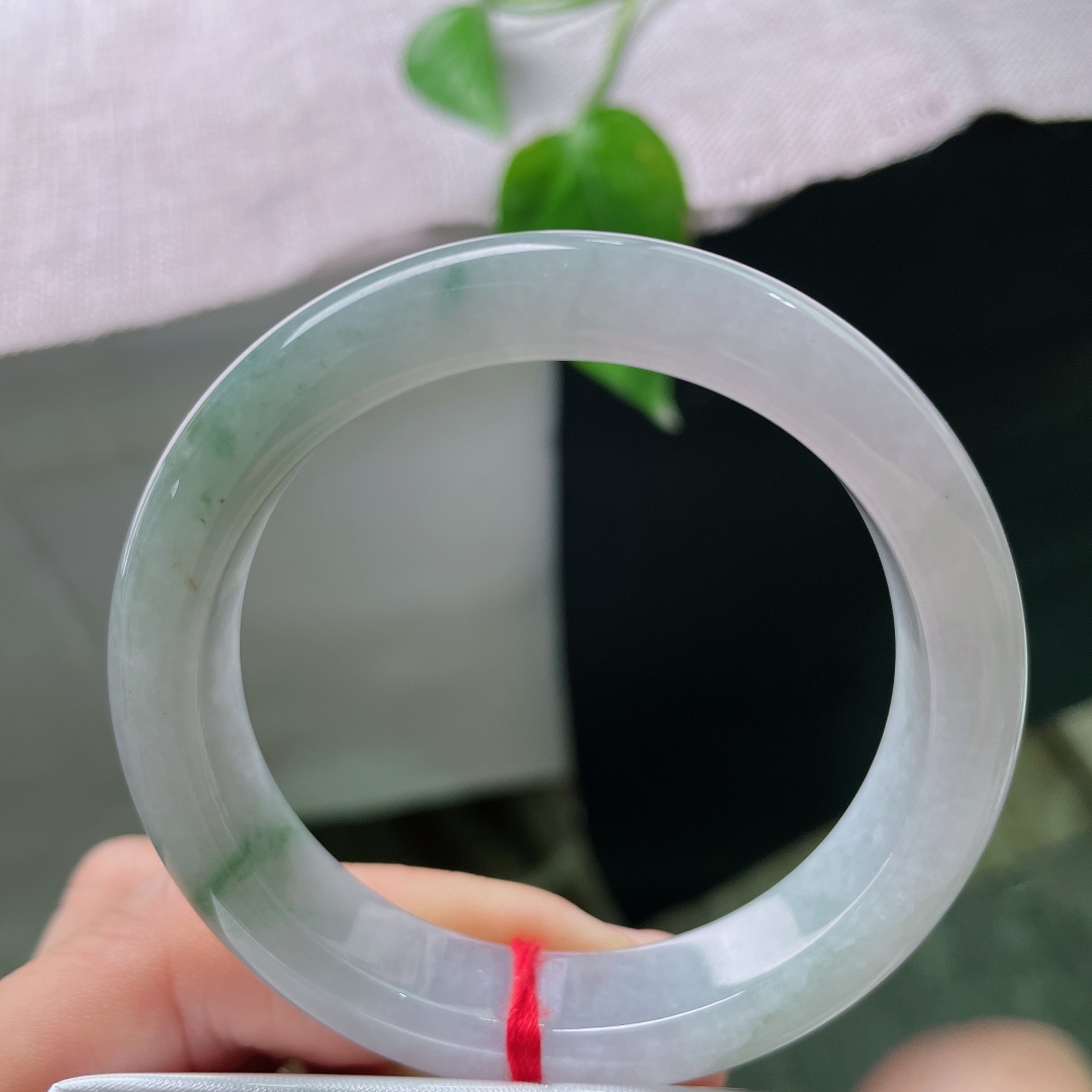 51.8/12.1/8.3飘花正圈，细腻，水润，玉底清透，繁花轻绕，举手投足皆是温婉古韵。一点皮纹，ss58627a
