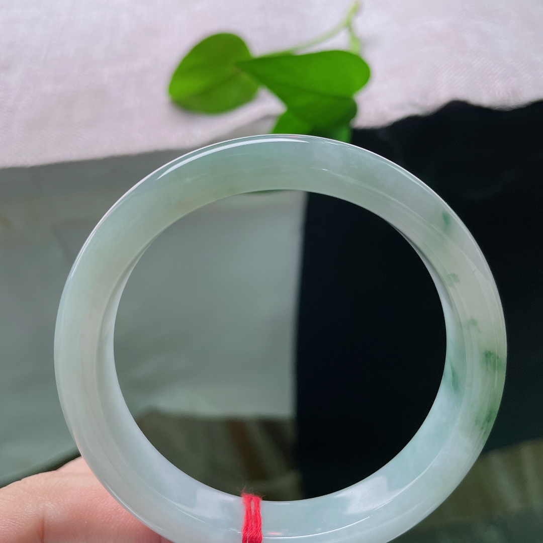 57.2/11.6/7.8，飘花正圈，无裂，有点黄翡，飘花飘逸洒脱，每一缕花色都是独属于这只镯子的天然印记。ss56041a