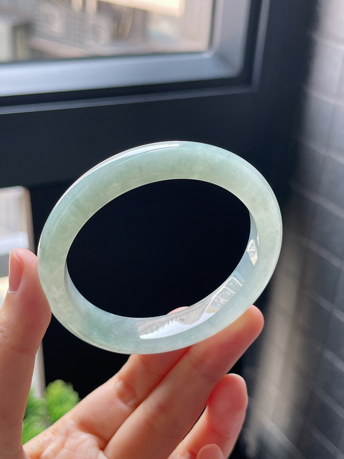 贵妃圈口54.5，冰糯种浅绿色翡翠手镯9.9
