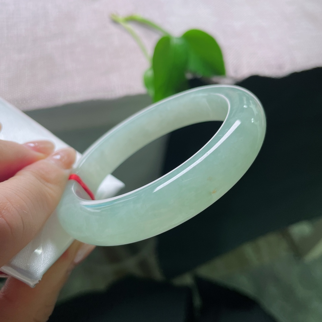 绿底正圈，一点皮纹，没有繁复雕花，素面一镯，全部美感都来源于玉石本身的质地与色泽。ss58520a