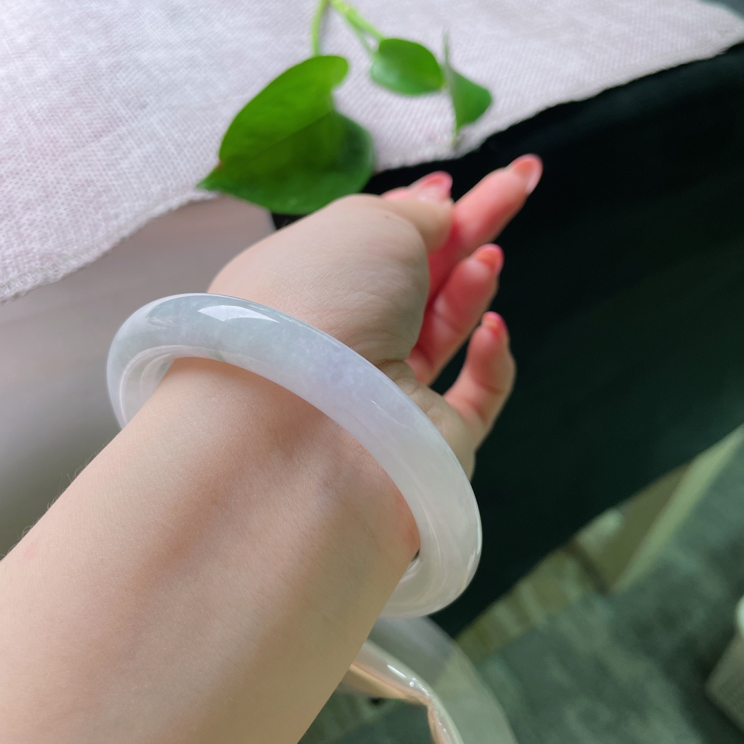 55/9.8，圆条，浅紫底缀一抹鲜翠，素面玉镯清透温润，腕间藏着温柔含蓄的东方美感，晶体纹，ss58613a