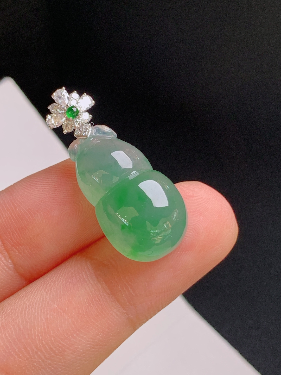 ️ 冰飘绿葫芦吊坠，水润饱满，翠色怡人，福禄双全 裸石21.7-12.6-9.1 整体29 530