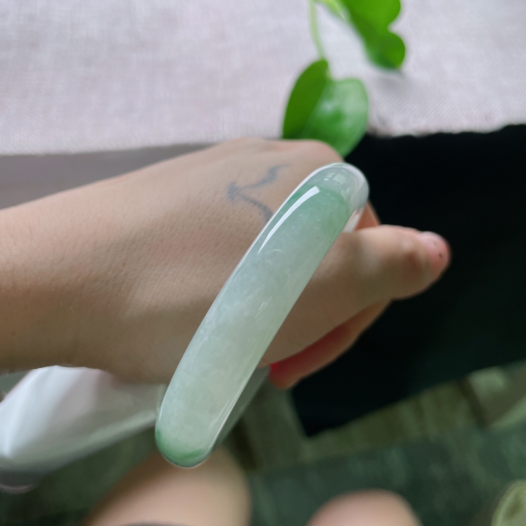 57/11.7/8.2，飘花正圈，冰润底细飘阳绿，翠色淡雅清新，玉质通透温润，一丝棉线，ss58558a