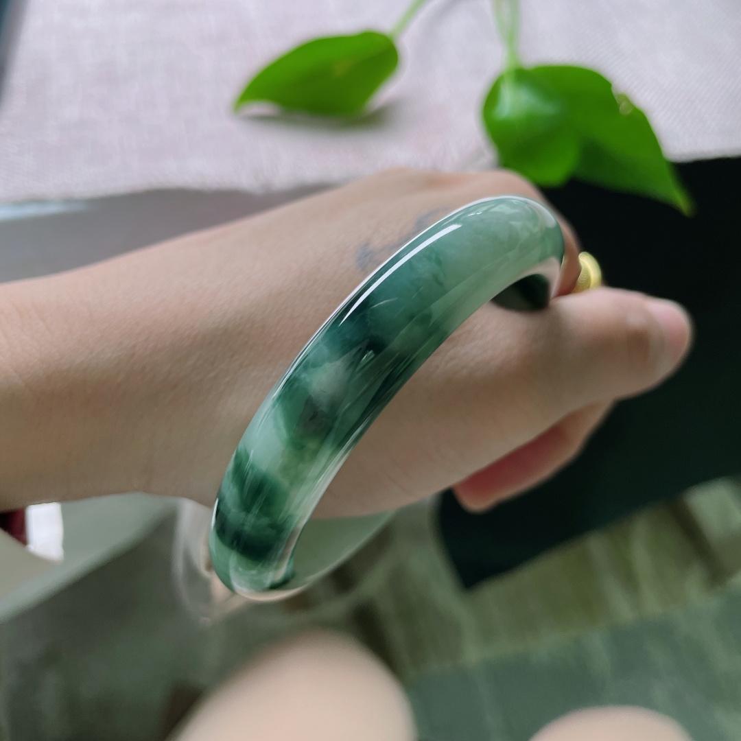 56.7/12/8.3，飘花正圈，如墨渲染，腕间的水墨写意画，细润，一点皮纹，ss58615a