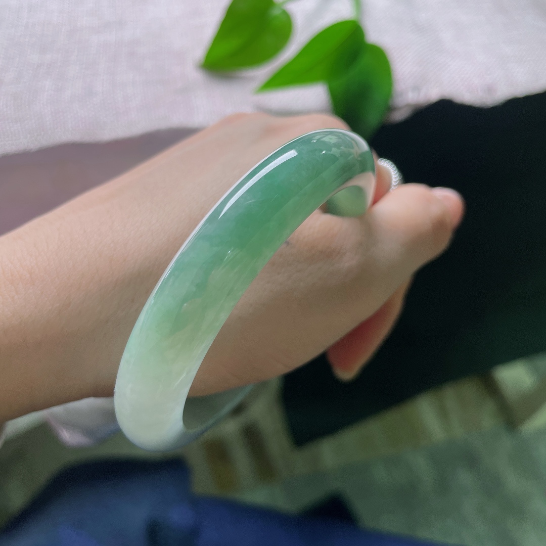 58.9/12.1/8.4油青正圈，皮纹，由浅至深的翠色自然过渡，温润湖绿铺满镯身，沉静又富有生机。ss57761a