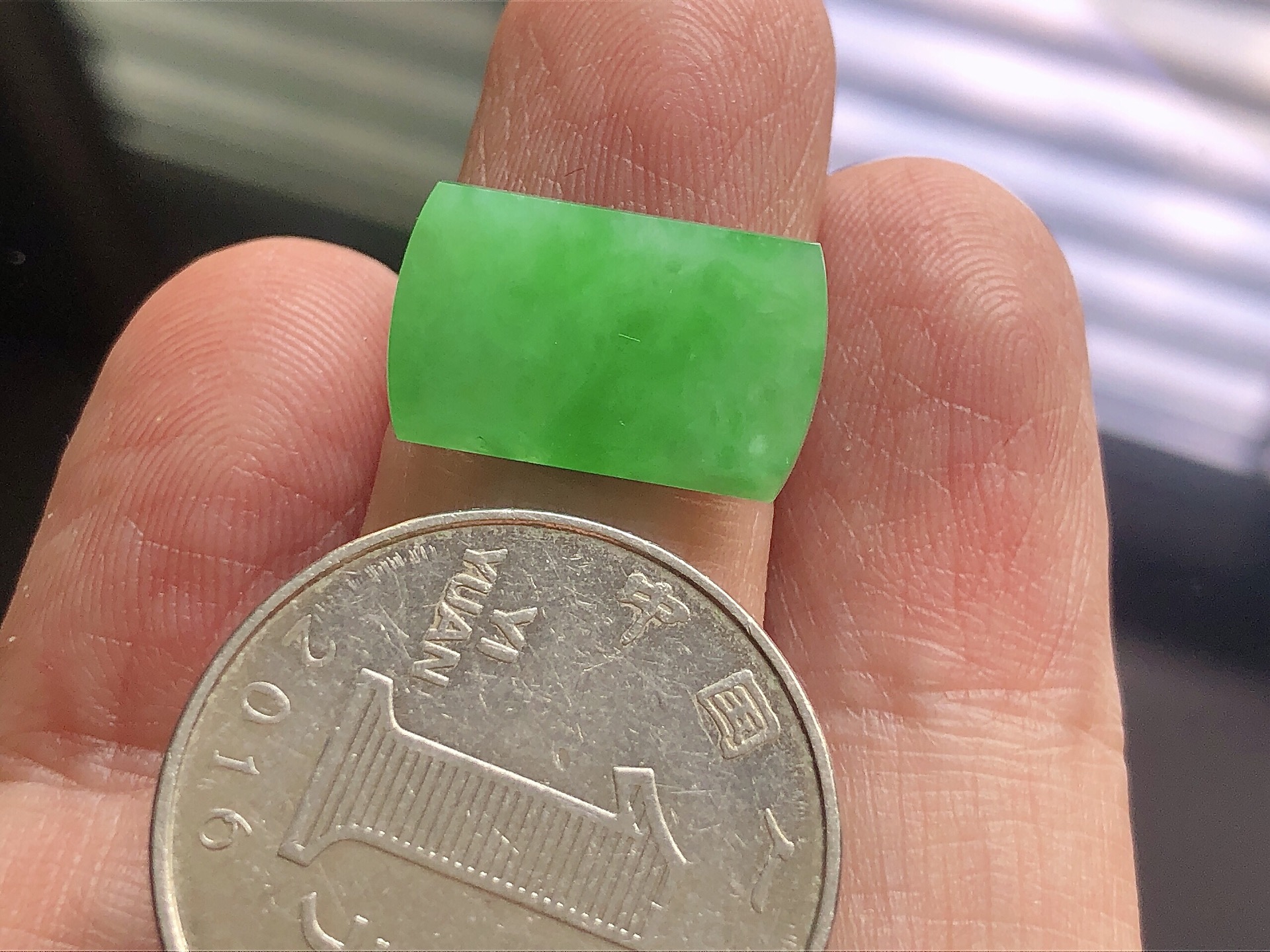️ 冰种阳绿马鞍， 色泽艳阳，通透水润，玉质细腻，夺目迷人，镶嵌效果，品相，无裂，尺寸17*10.6*2.2