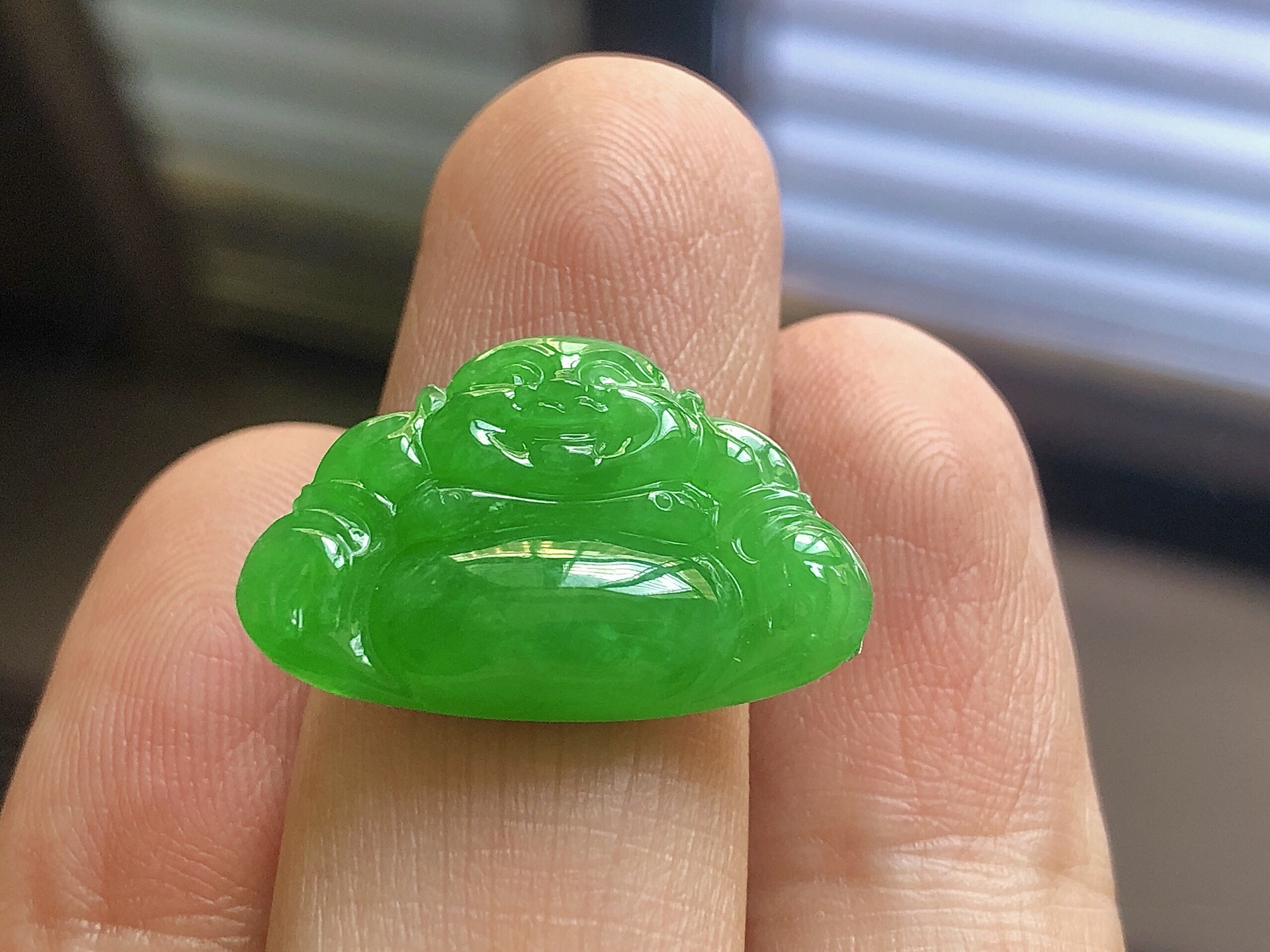 ️ 冰种阳绿佛公， 色泽艳阳，通透水润，玉质细腻，夺目迷人，雕工精湛，面相慈祥大气，品相，无裂，尺寸23.3*15.5*4.7