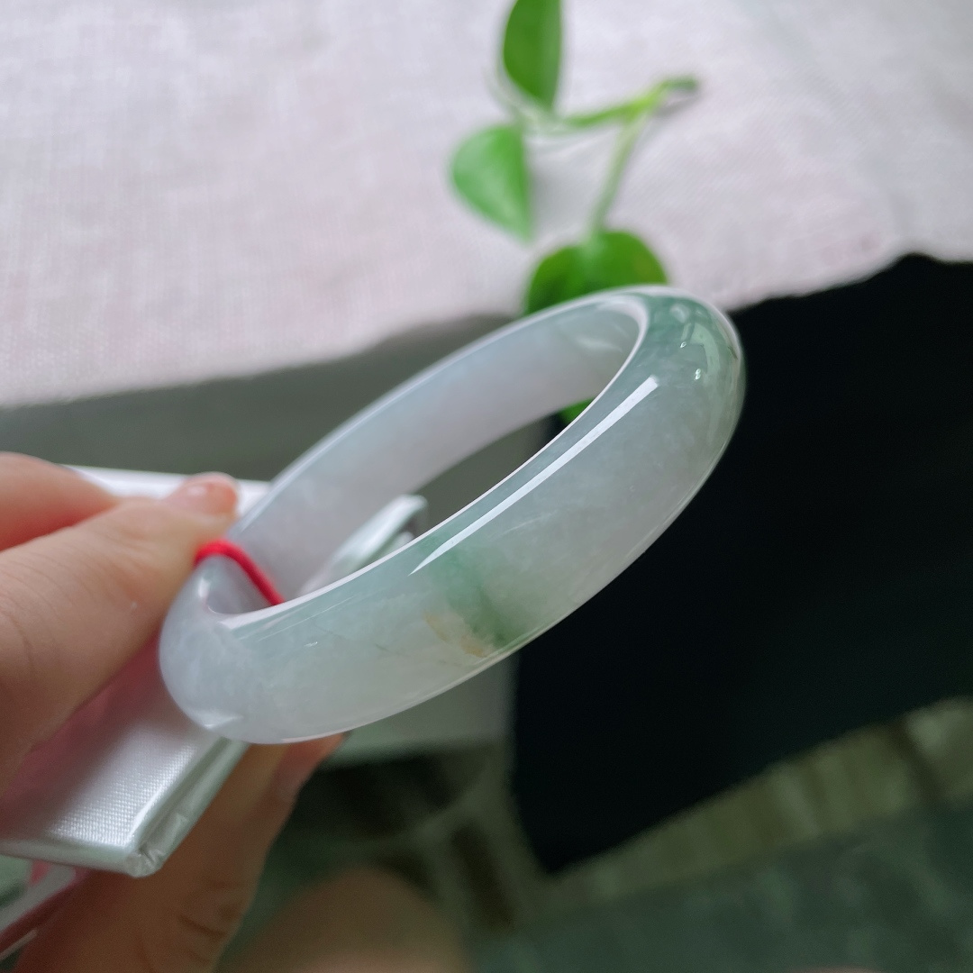 51.8/12.1/8.3飘花正圈，细腻，水润，玉底清透，繁花轻绕，举手投足皆是温婉古韵。一点皮纹，ss58627a