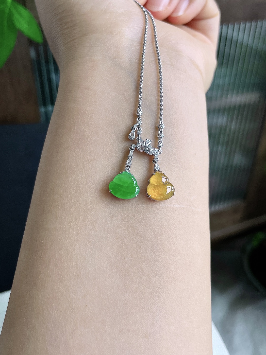 冰双彩葫芦项链，18k金镶嵌，性比高，阳绿，黄翡，裸石9.9-9.6-1.4，重量5克