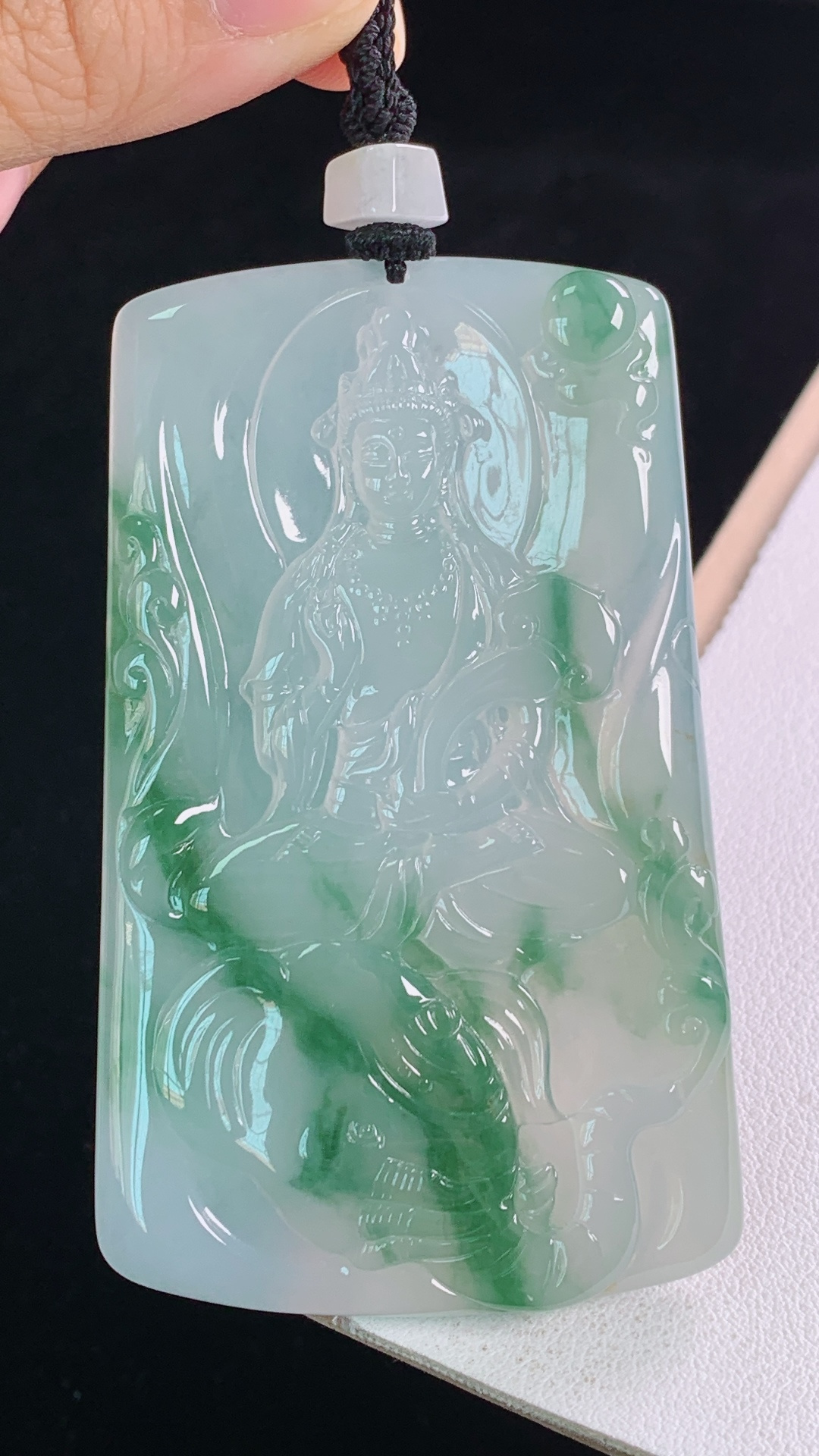 冰飘绿普贤观音，翠色灵动，清爽细腻，无裂，尺寸:73.5-44.9-5.6mm 6