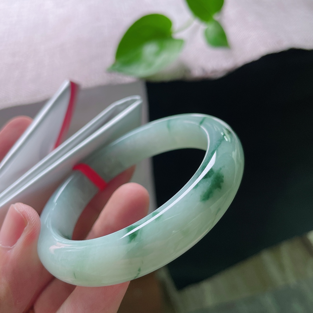 53/12.2/8.5，飘花正圈，细腻，水墨落玉，独一份温柔 ，自带画意的飘花镯 ，无裂，ss58550a