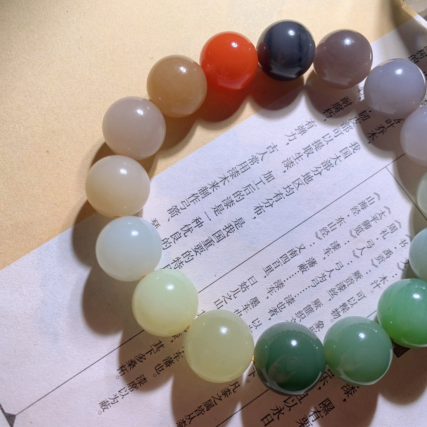 新疆和田玉多宝圆珠手串。尺寸13重55.6克 玉质细腻油润。手推出油。佩戴高端典雅。lt260907