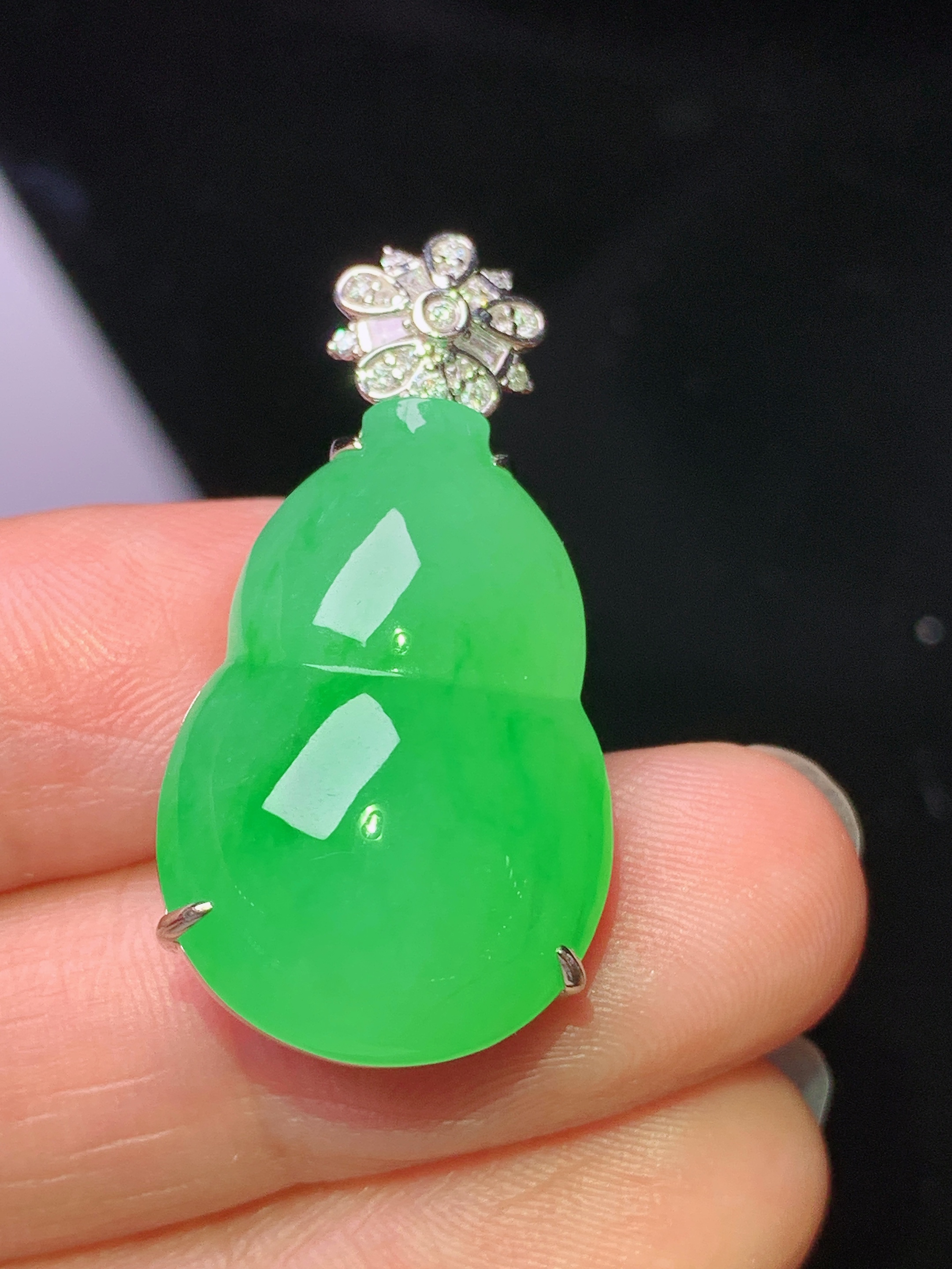 18k金钻镶嵌冰阳绿葫芦吊坠 玉质细腻 色泽艳丽清新 水润亮眼 整体尺寸32.3*16.2*10 l2