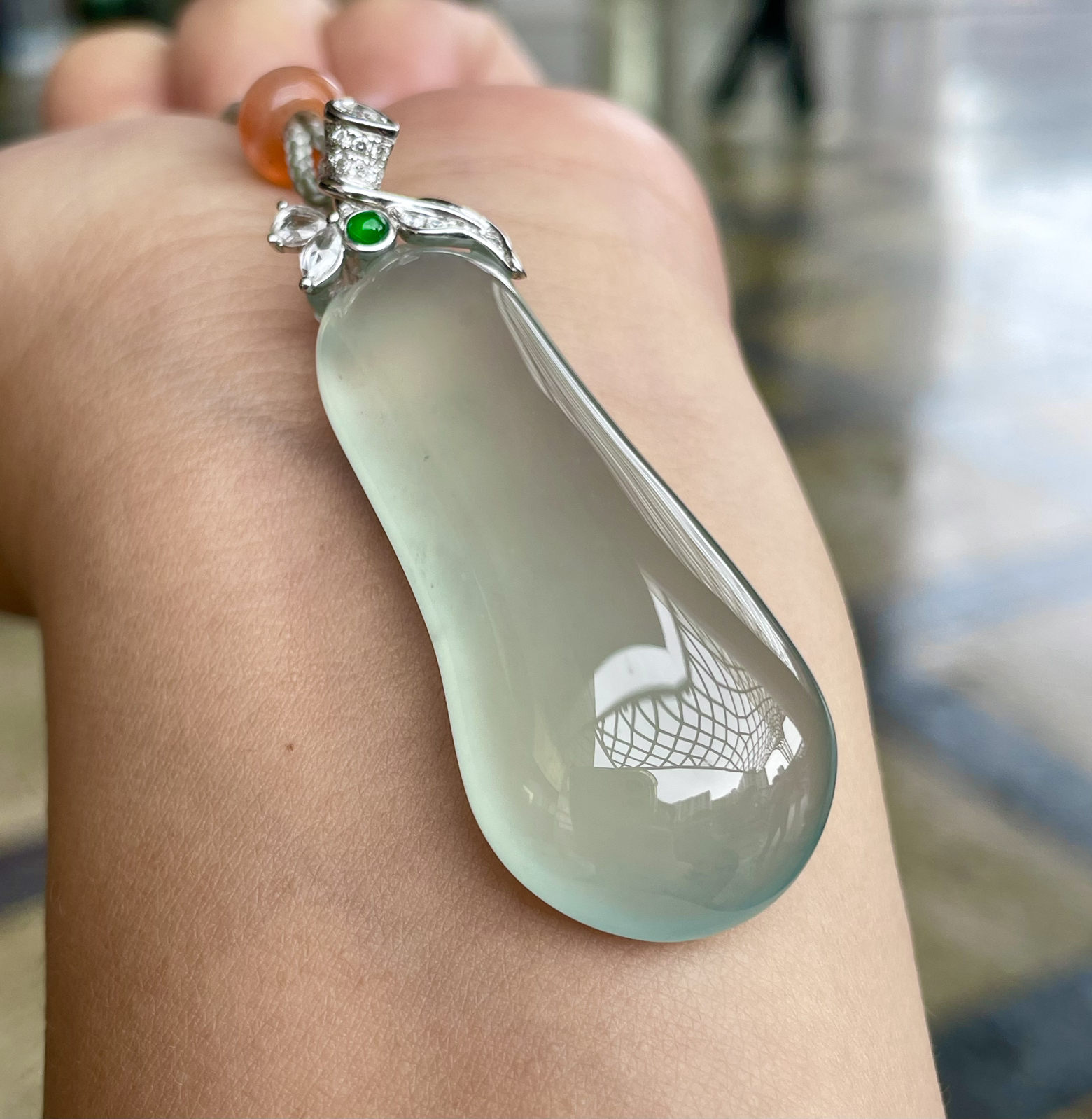 【冰种福瓜吊坠】种水上乘，晶莹剔透，纯净通透，莹光感很强。收藏品质，18k金钻镶嵌，裸石尺寸48.1