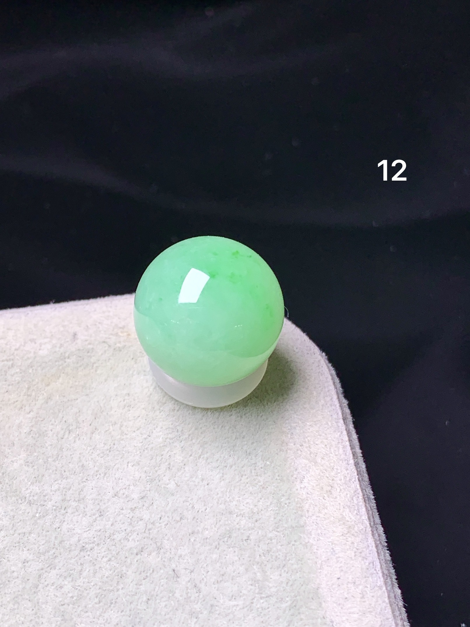 阳绿圆珠 玉质细腻 色泽艳丽清新 水润亮眼 整体尺寸12 z2