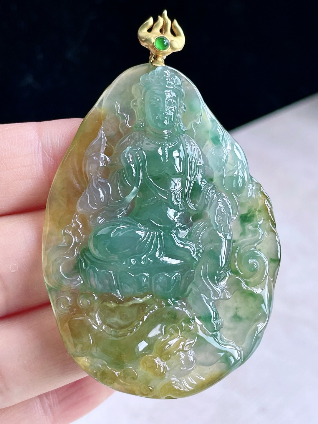 高冰飘黄翡自在观音牌吊坠,缅料18k金镶嵌,无裂,性比高,飘花,厚装,整体71.5,裸石59.2-44.3-7.2,重量29.5克