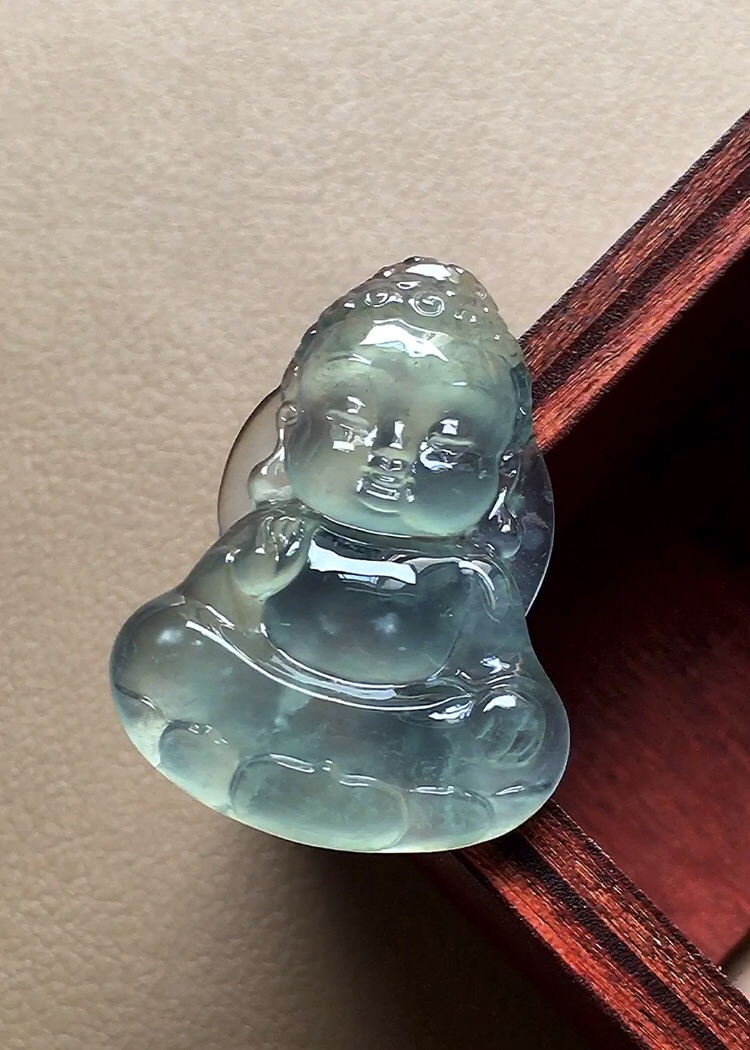 冰种晴水宝宝佛 底色十分漂亮，可爱讨喜，无裂尺寸26*19.3*4.8