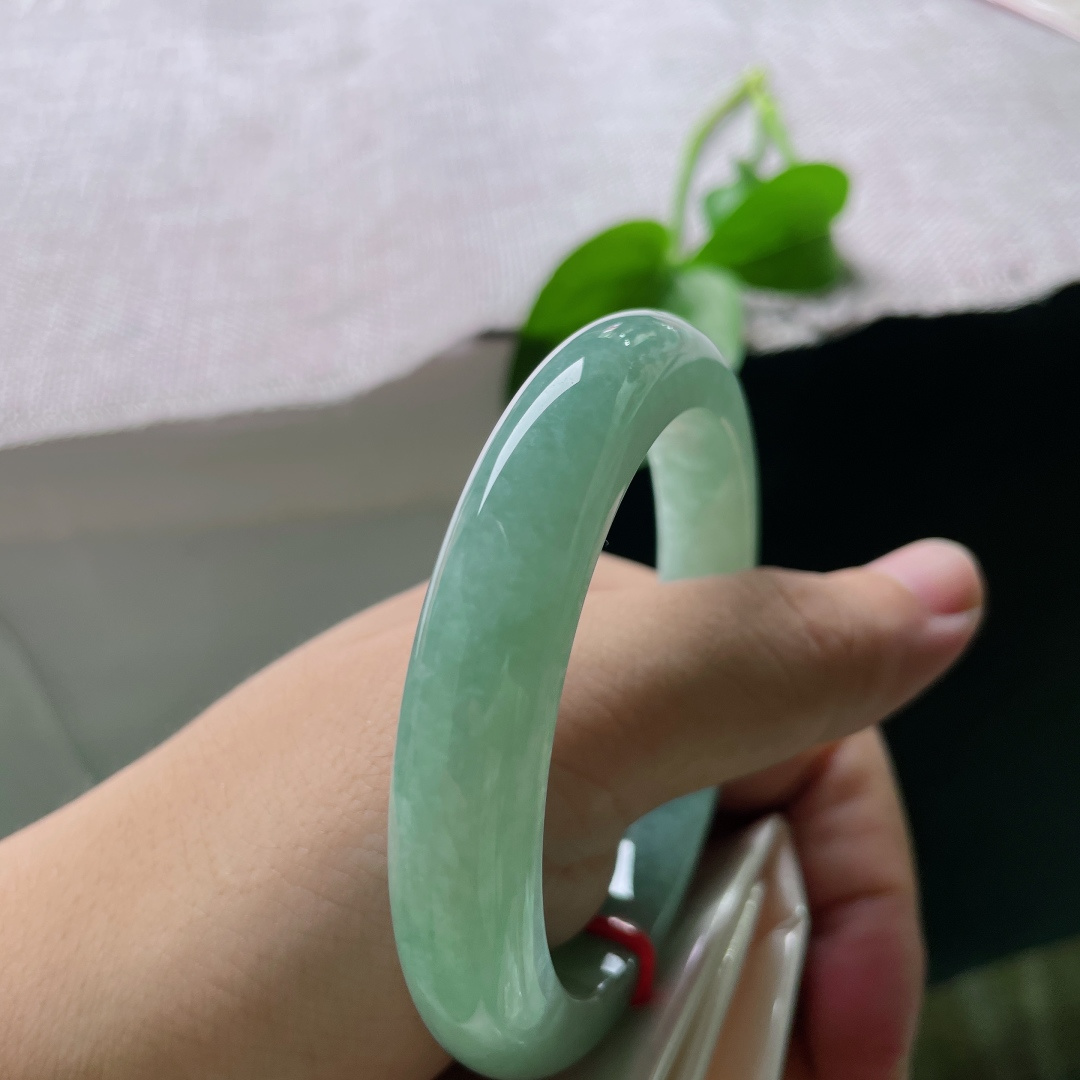 55.4/11.18.9，满色正圈，翠色均匀内敛，水润细腻，腕间藏着安静治愈的清雅氛围感，皮纹，ss58622a
