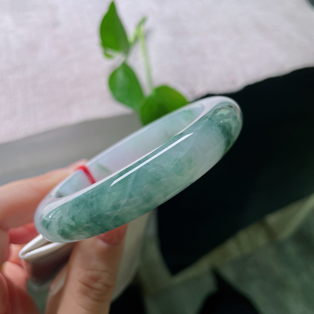 58.7/13.1/10.2，飘花正圈，一点皮纹，蓝绿飘花浓淡相间，错落分布在镯身，花色灵动飘逸，浑然天成。ss56435a