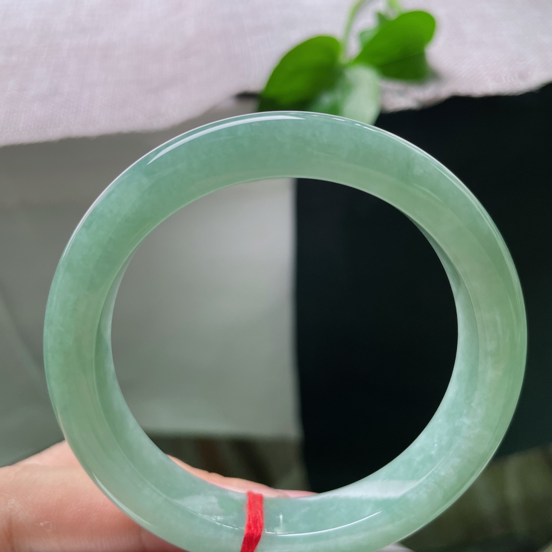 55.4/11.18.9，满色正圈，翠色均匀内敛，水润细腻，腕间藏着安静治愈的清雅氛围感，皮纹，ss58622a