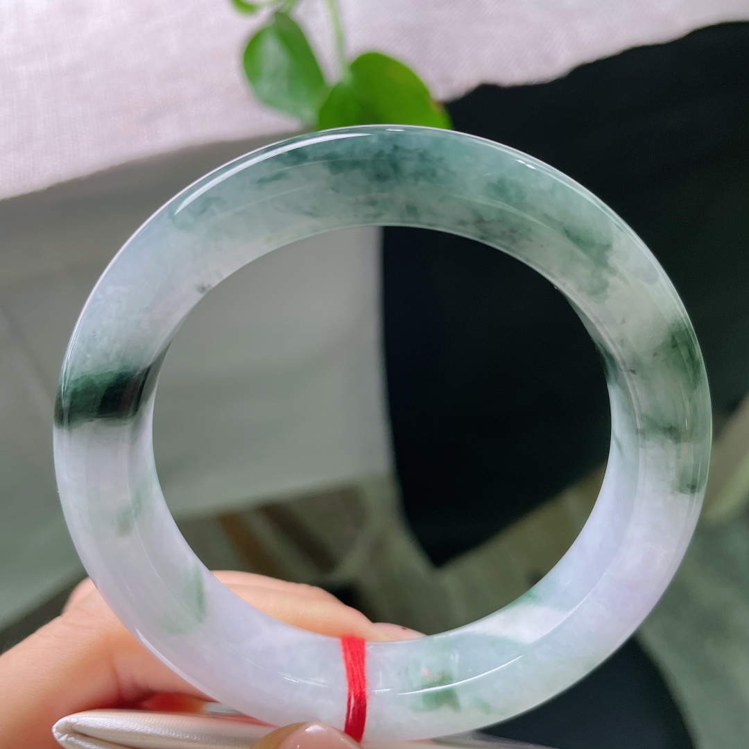 58.7/13.1/10.2，飘花正圈，一点皮纹，蓝绿飘花浓淡相间，错落分布在镯身，花色灵动飘逸，浑然天成。ss56435a