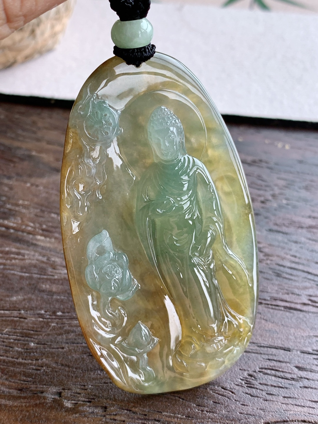 【裸石】️冰种黄翡阿弥陀佛站佛佛公牌吊坠【说明】缅甸 性比高 厚装 晴绿【尺寸】70.5-40-8【重量】32.5克