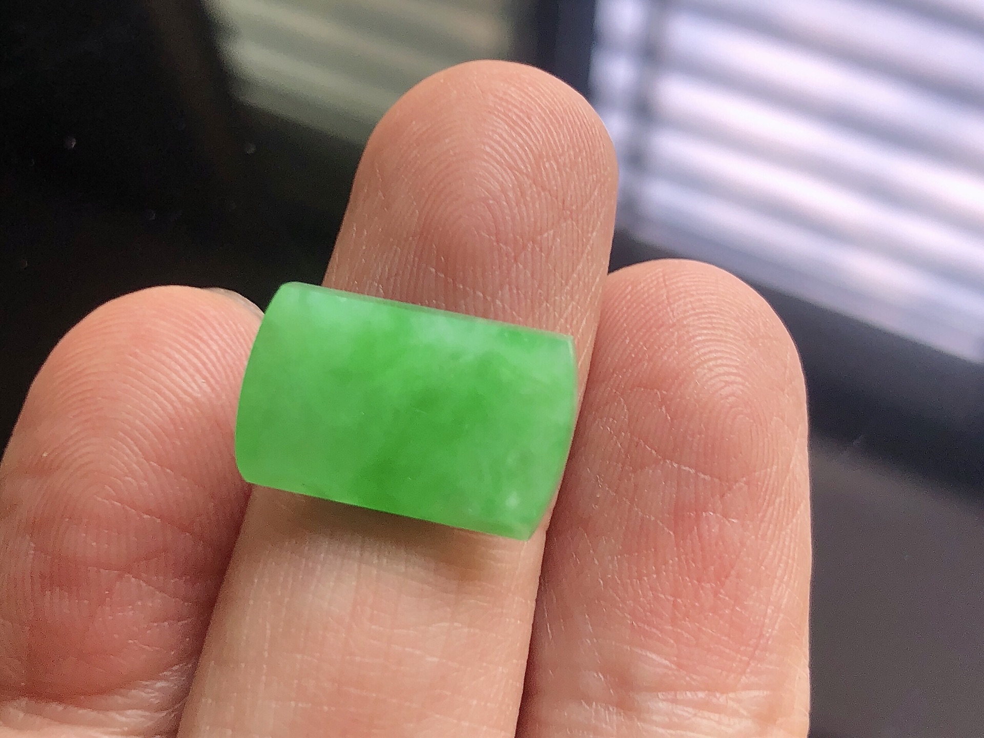 ️ 冰种阳绿马鞍， 色泽艳阳，通透水润，玉质细腻，夺目迷人，镶嵌效果，品相，无裂，尺寸17*10.6*2.2