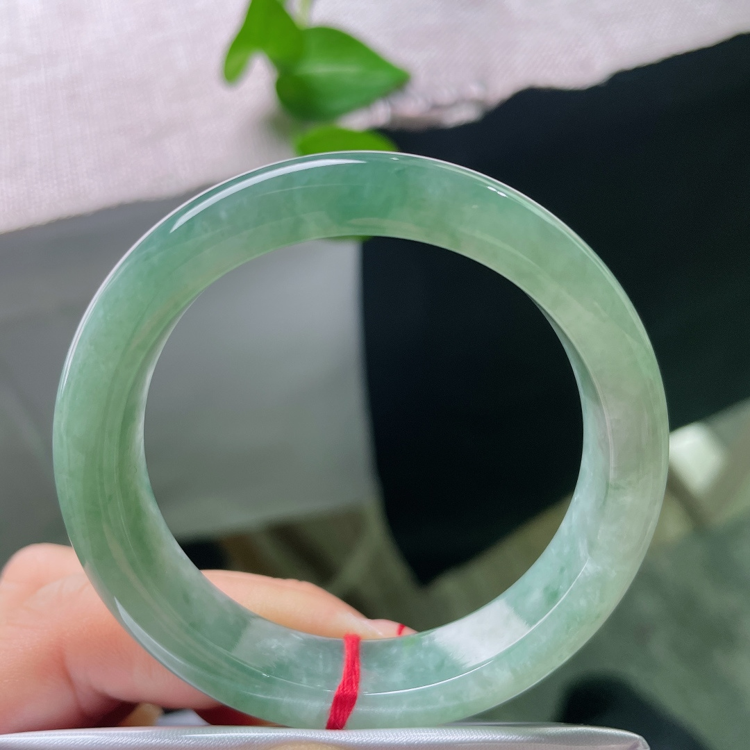 52.8/11.8/8.2，飘花正圈，皮纹，玉质通透水润，上手清爽舒适，自带清润夏日氛围感。ss55