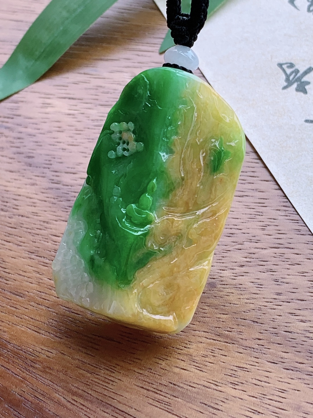 【裸石】冰黄加绿大山水悟道牌吊坠【说明】缅甸 性比高 无相佛 佛公 超厚 飘阳绿 飘黄翡【尺寸】50.4-31.2-17【重量】50.4克【】不议