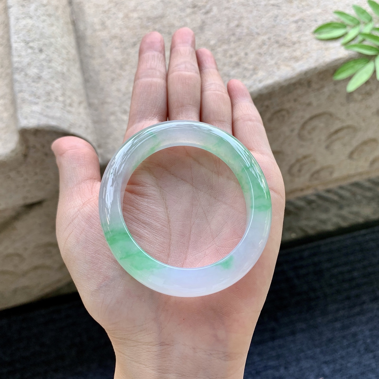 冰糯飘绿，水润，种老，细腻，打灯有纹线