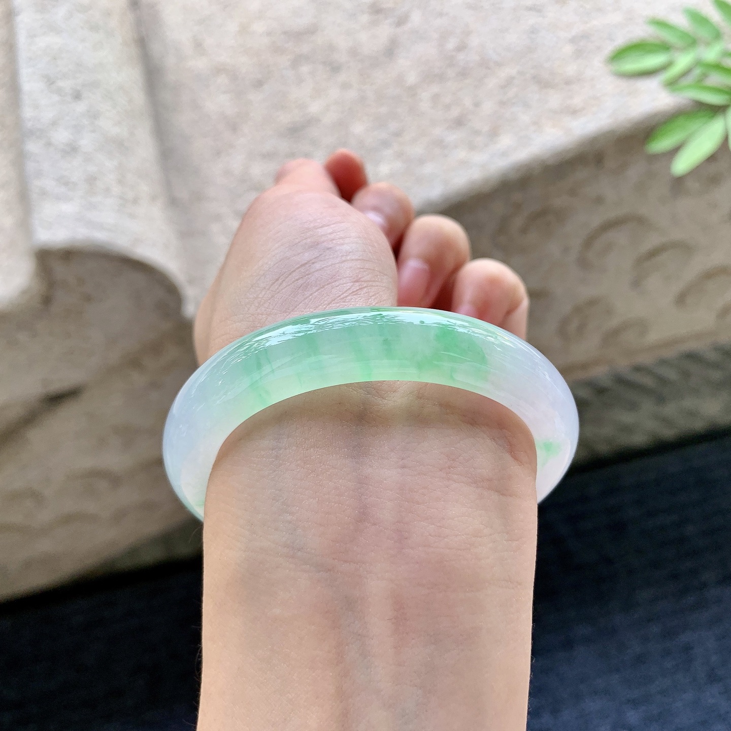 冰糯飘绿，水润，种老，细腻，打灯有纹线