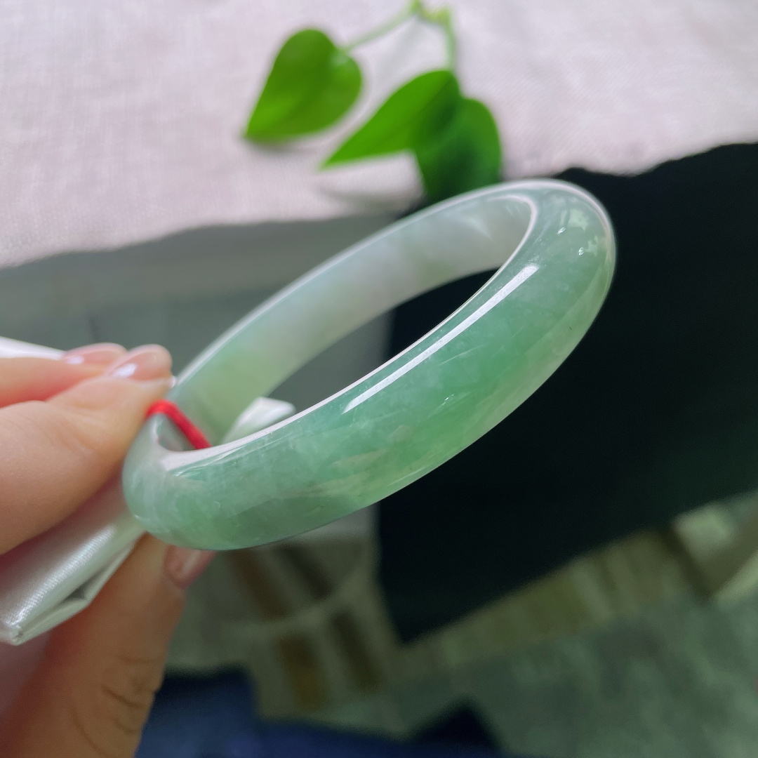 58.9/12.1/8.4油青正圈，皮纹，由浅至深的翠色自然过渡，温润湖绿铺满镯身，沉静又富有生机。ss57761a