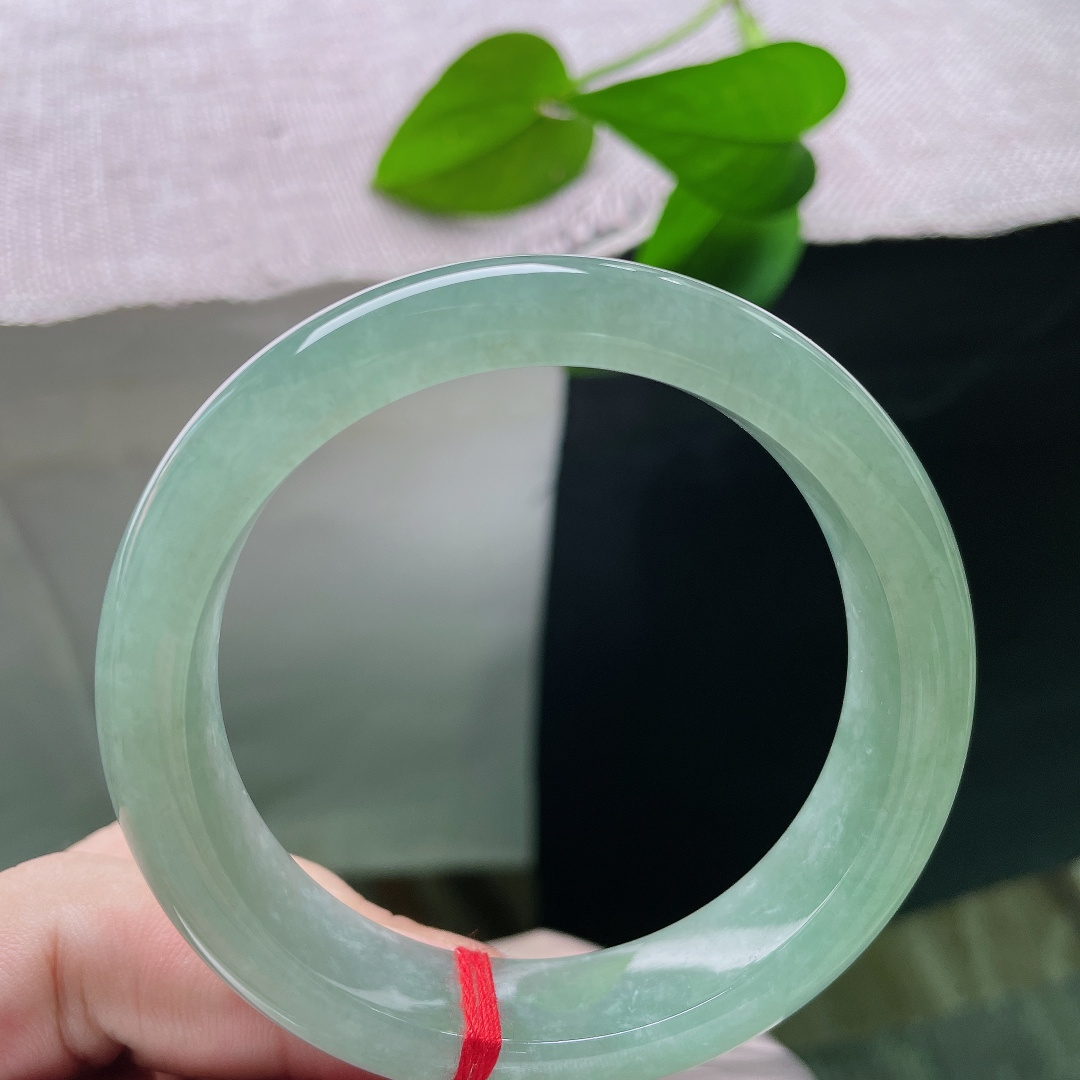 绿底正圈，晶体，光泽温润不刺眼，光线漫过镯体，漾开层层清浅的绿意。ss57888a