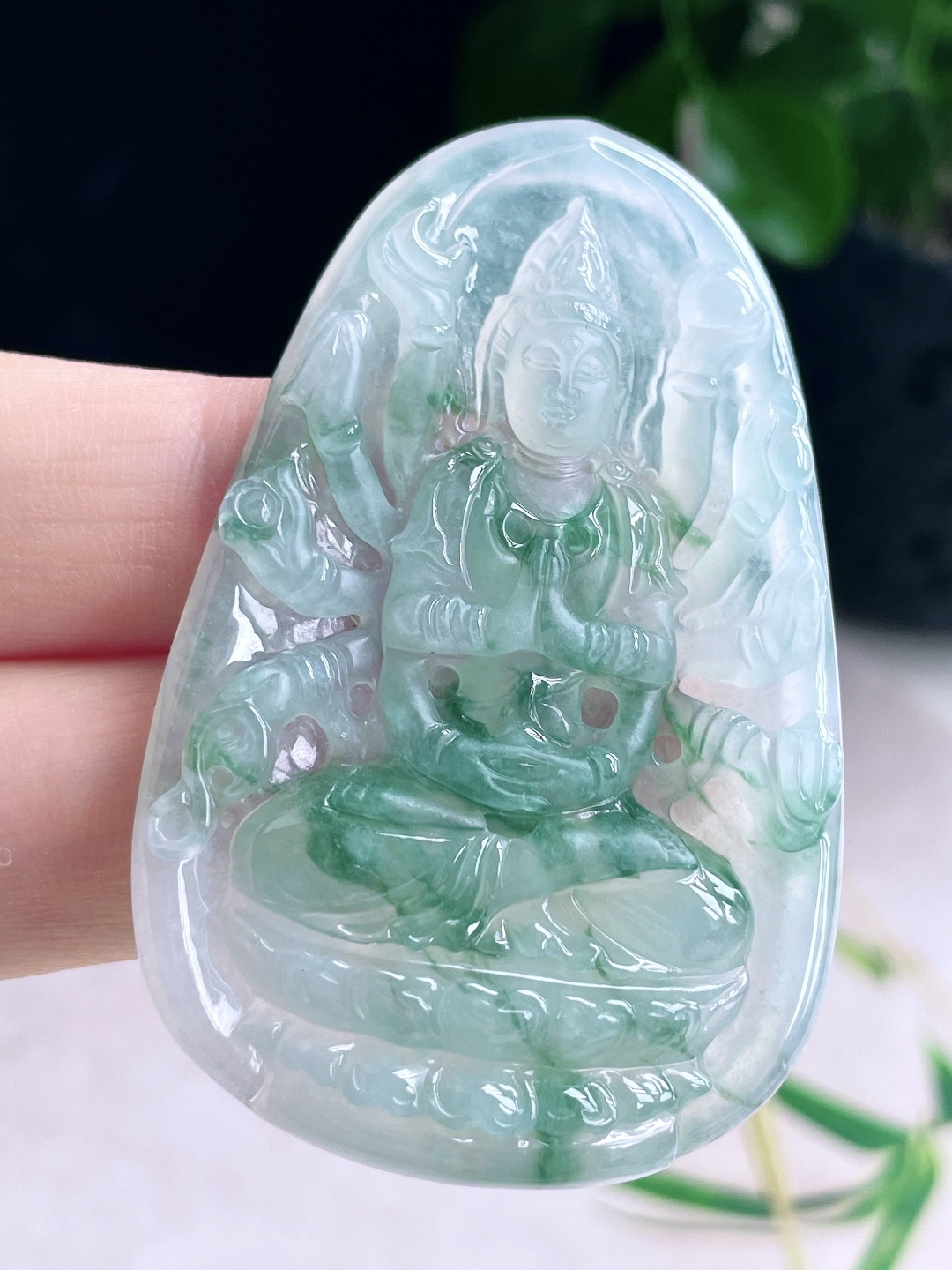 【裸石】冰飘花观音千手观音牌吊坠【说明】缅甸 无裂 性比高【尺寸】60.2-39-5.7【重量】2