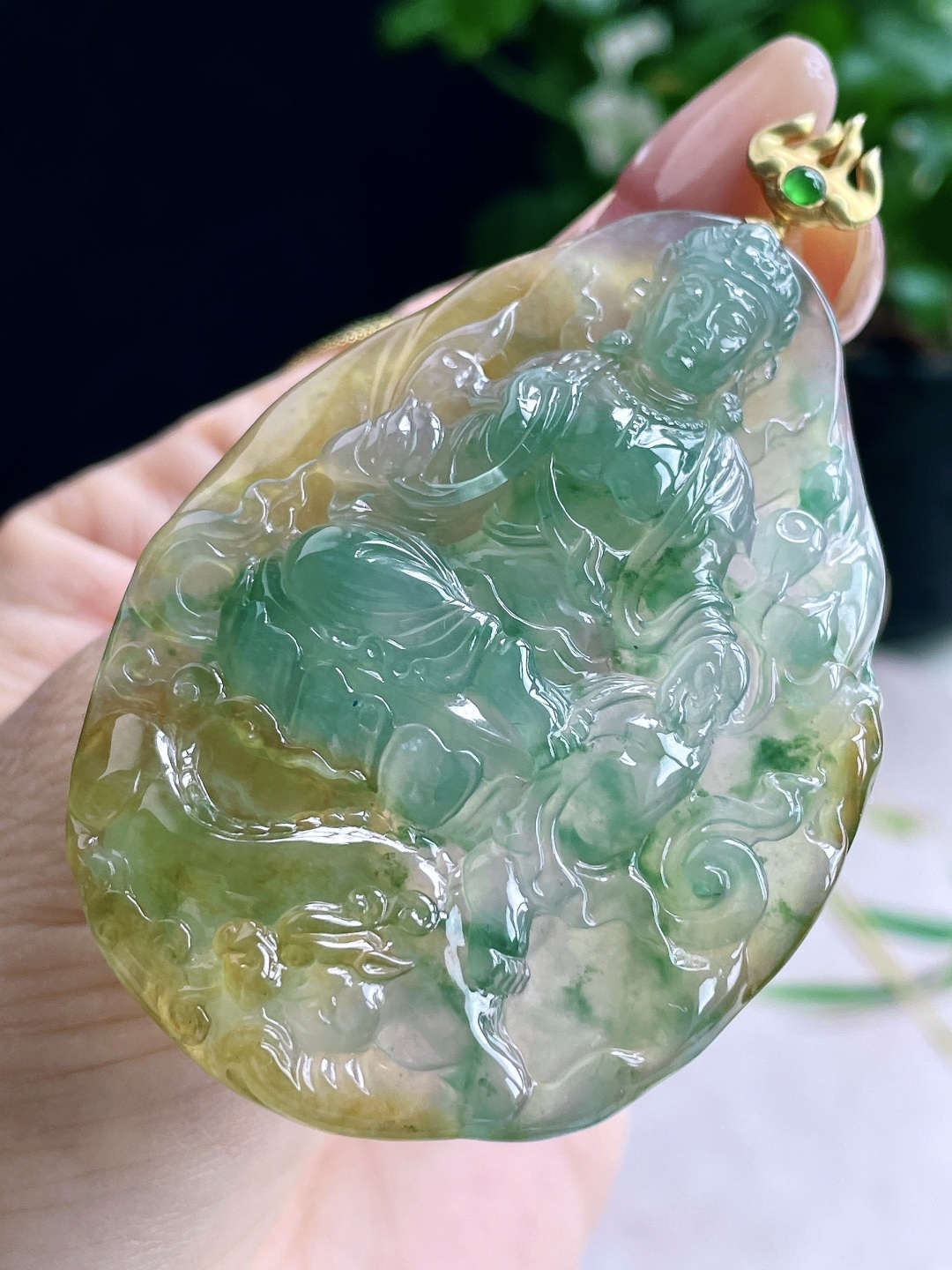 高冰飘黄翡自在观音牌吊坠,缅料18k金镶嵌,无裂,性比高,飘花,厚装,整体71.5,裸石59.2-44.3-7.2,重量29.5克