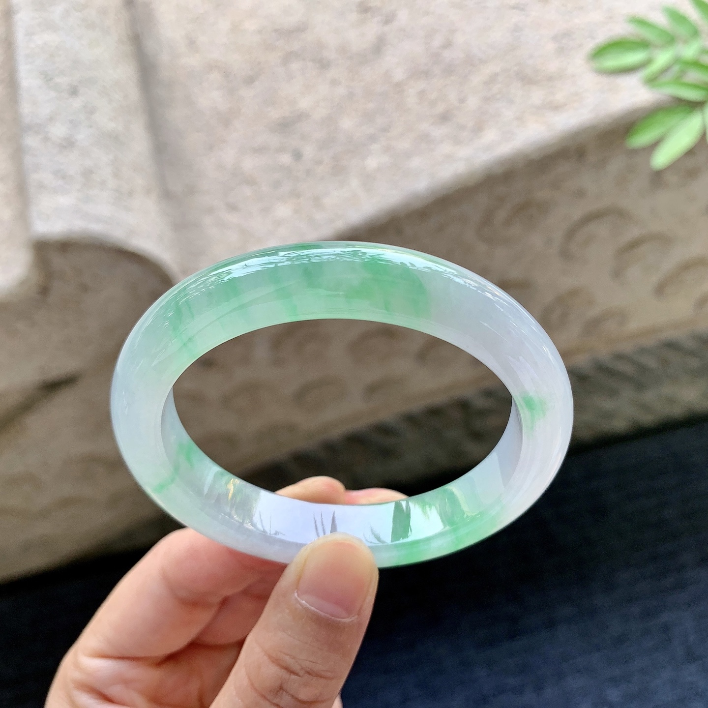 冰糯飘绿，水润，种老，细腻，打灯有纹线