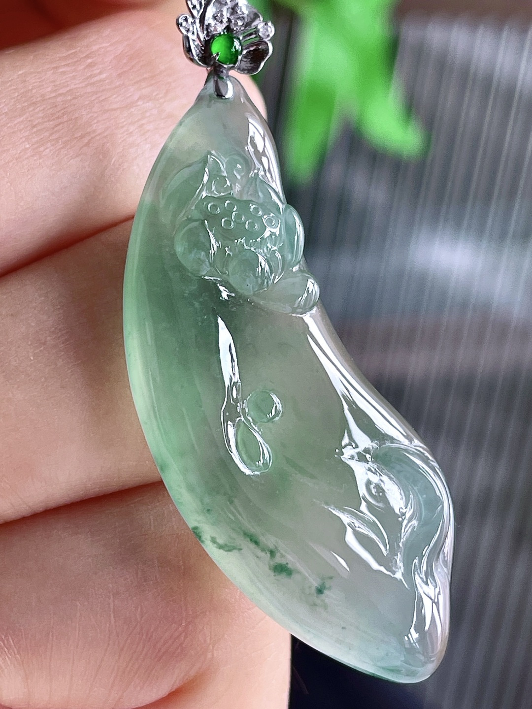 冰晴绿荷花金鱼年年有余吊坠，18k金镶嵌，无裂，性比高，厚装