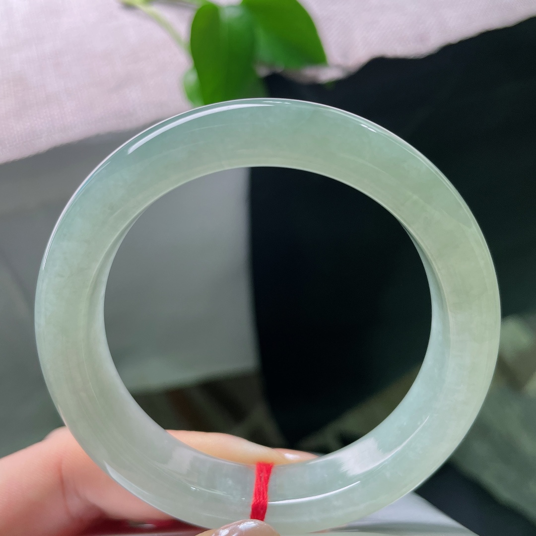 绿底正圈，一点皮纹，没有繁复雕花，素面一镯，全部美感都来源于玉石本身的质地与色泽。ss58520a