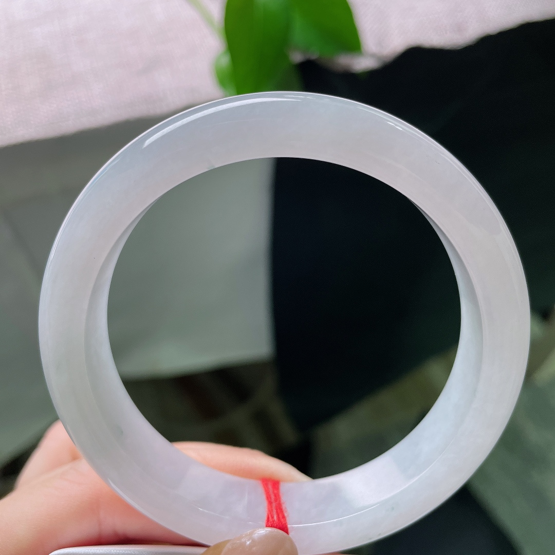 白月光正圈，无裂，玉质通透细腻，镯身水光流转，自带清莹莹润的胶感。ss58514a