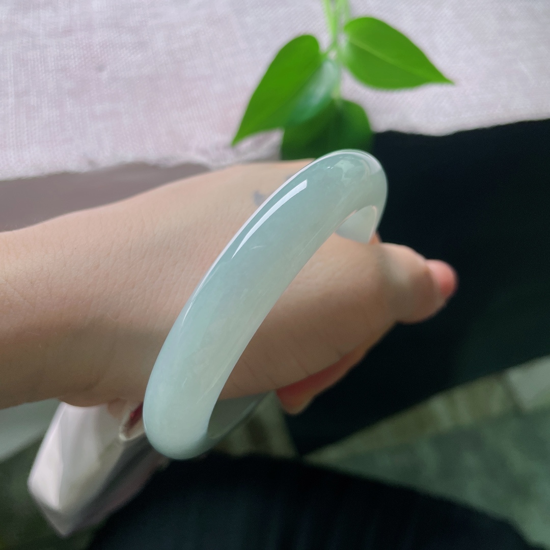 56.6/12/9，冰晴底正圈，柔润细腻，光感好，清雅，亭亭玉立，皮纹，58566a