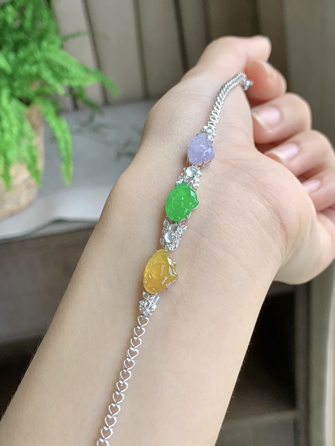 【镶嵌】冰多宝荷花手链【说明】缅甸 18k金镶嵌  性比高 三彩 黄翡 阳绿【裸石】10.4-8-2.1【重量】5.6克