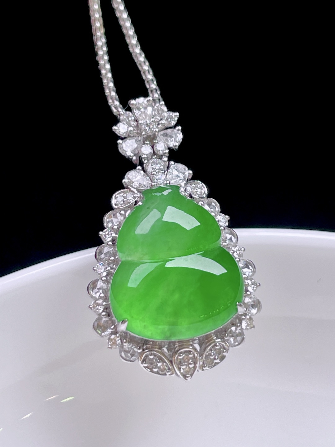 ️ 冰种阳绿葫芦 色泽鲜艳，油润冰胶，18k金镶嵌 整体：27.4/16.2/11.2 裸石：14.3/12.6